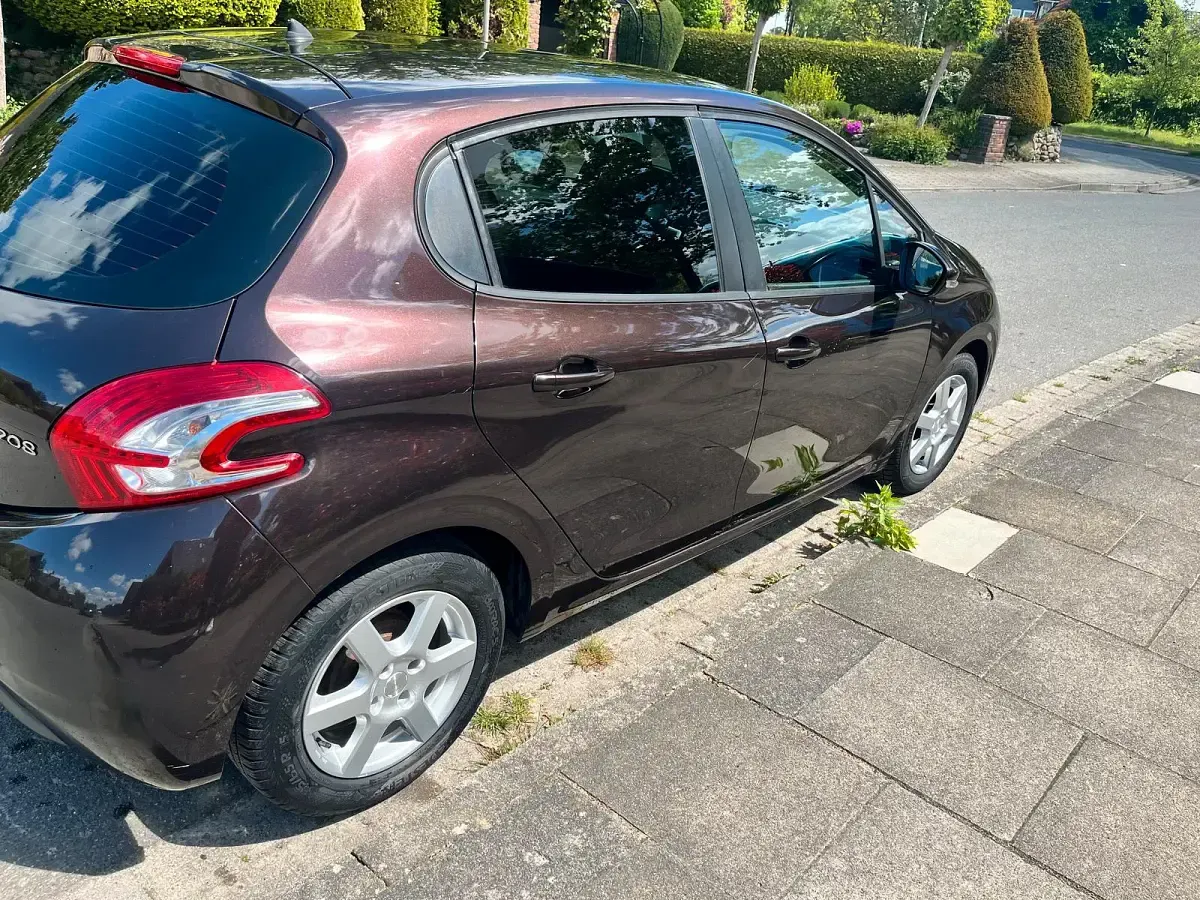 Gebraucht Peugeot 208 68 PS (50 kW) 2013 Andere farben Kleinwagen