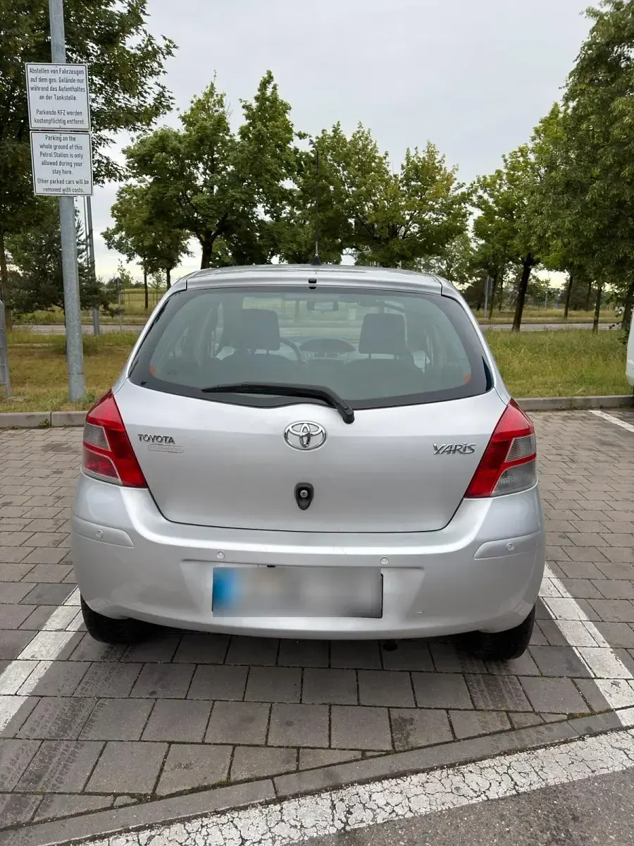 Gebraucht Toyota Yaris 105 PS (77 kW) 2011 Silber Kleinwagen