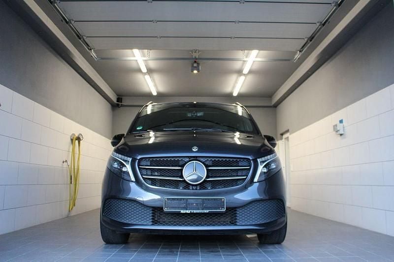 Grau Gebraucht 2023 Mercedes V300 Avantgarde Van / Kleinbus | 49.500 € (Guter Preis) - Bild 1/4