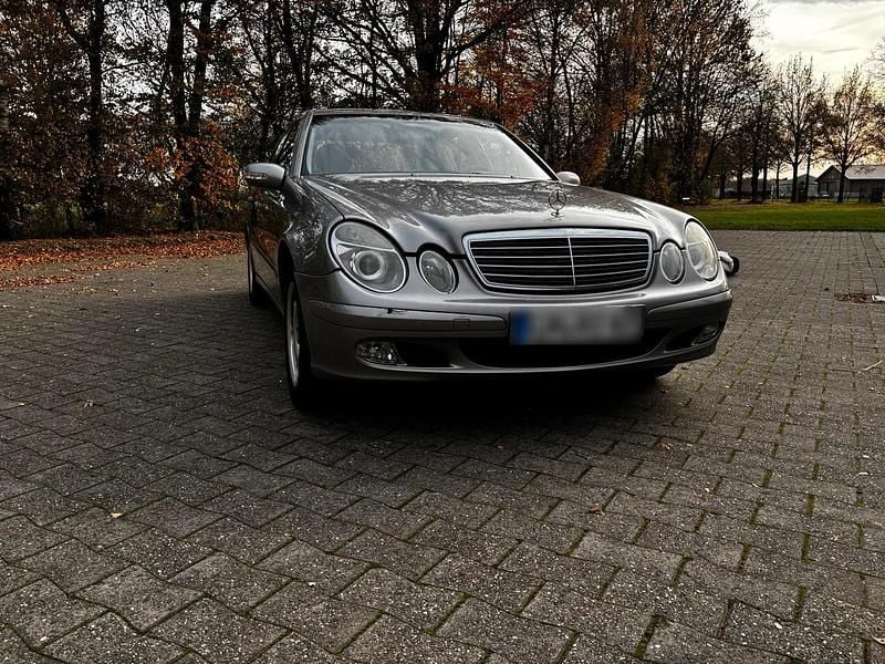 Gebraucht Mercedes E220 150 PS (110 kW) 2002 Braun Limousine