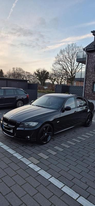 Schwarz Gebraucht 2009 BMW 325 Limousine | 7.300 € (Fairer Preis) - Bild 1/4