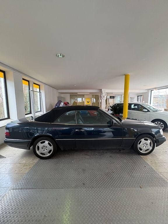 Gebraucht Mercedes E220 Edition 150 PS (110 kW) 1996 Schwarz Cabrio