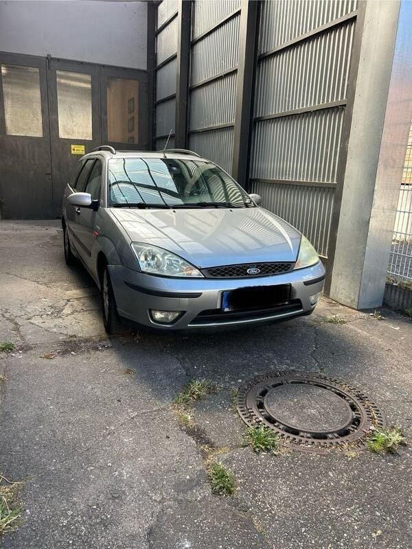 Grau Gebraucht 2003 Ford Focus Kombi | 650 € (Guter Preis) - Bild 1/4