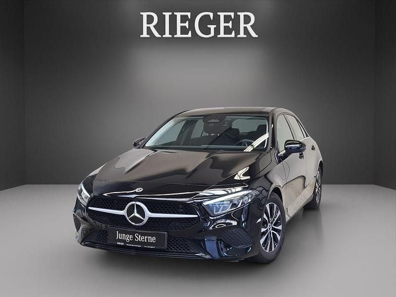 Unilack nachtschwarz Gebraucht 2024 Mercedes A180 Limousine | 27.199 € (Guter Preis) - Bild 1/4