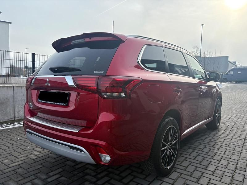 Gebraucht Mitsubishi Outlander P-HEV 135 PS (99 kW) 2021 Rot SUV