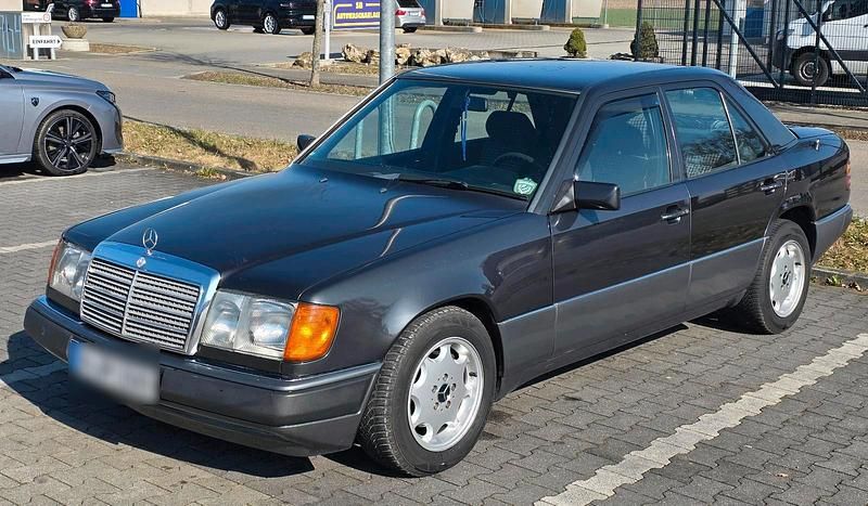 Gebraucht Mercedes E230 132 PS (97 kW) 1992 Schwarz Limousine