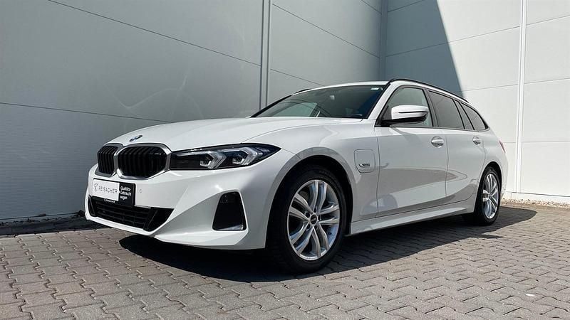 Gebraucht BMW 330e Efficient Dynamics 292 PS (214 kW) 2022 Alpinweiß uni Kombi