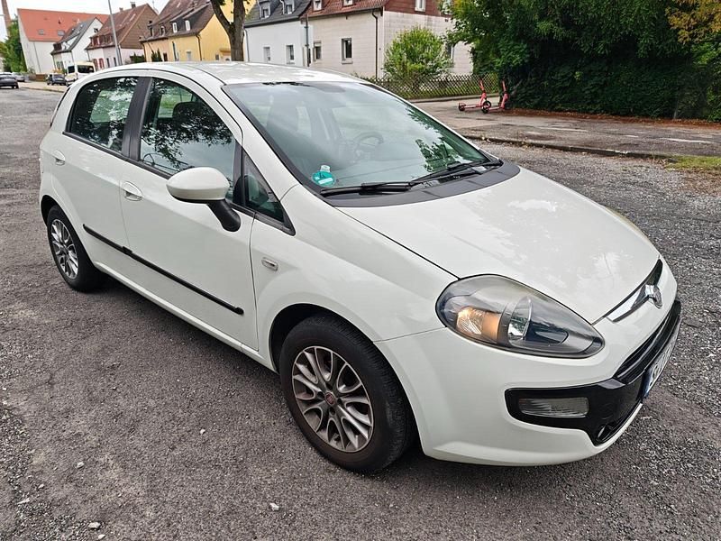Weiß Gebraucht 2011 Fiat Grande Punto Kleinwagen | 4.200 € (Etwas zu teuer) - Bild 1/4