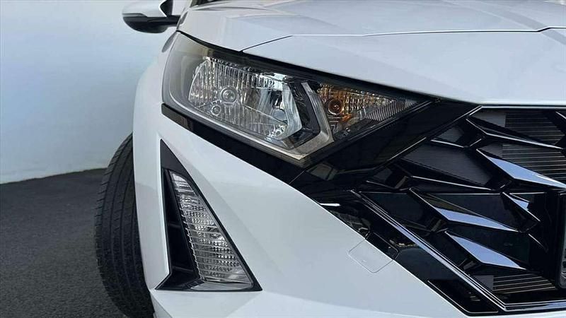 Gebraucht Hyundai i20 Comfort 101 PS (74 kW) 2024 Weiss / atlaswhite Kleinwagen