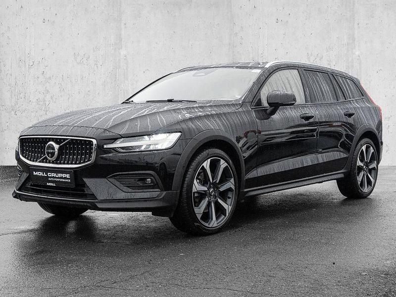 Gebraucht Volvo V60 CC Plus 197 PS (144 kW) 2024 Onyx black / metallic Kombi