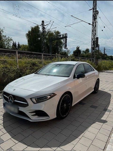 Weiß Gebraucht 2019 Mercedes A250 AMG line Limousine | 27.999 € (Fairer Preis) - Bild 1/4