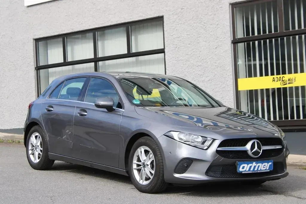 Gebraucht Mercedes A180 116 PS (85 kW) 2019 Grau Limousine