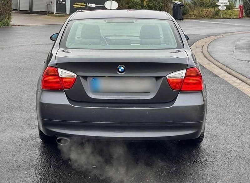 Gebraucht BMW 318 143 PS (105 kW) 2008 Grau Limousine
