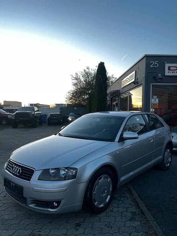 Grau Gebraucht 2004 Audi A3 Ambiente Kleinwagen | 5.490 € (Fairer Preis) - Bild 1/4