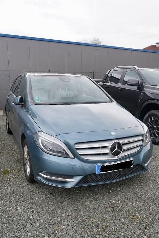 Gebraucht Mercedes B220 184 PS (135 kW) 2013 Blau Van / Kleinbus