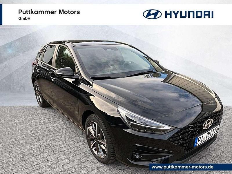 Abyss black metallic Gebraucht 2024 Hyundai i30 Advantage Kleinwagen | 22.900 € (Etwas zu teuer) - Bild 1/4