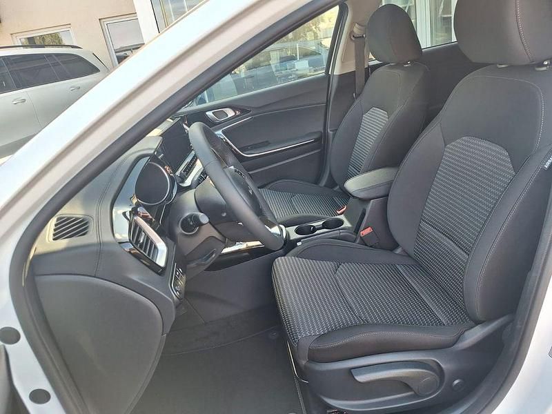 Neu Kia Ceed Gold 140 PS (102 kW) 2025 Weiß Kleinwagen