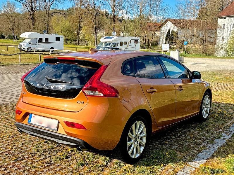 Second-hand Volvo V40 177 CP (130 kW) 2012 Auriu Hatchback