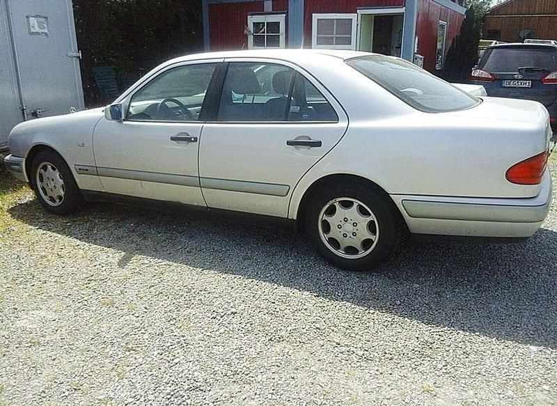 Silber Gebraucht 1997 Mercedes E200 Classic Limousine | 1.699 € (Superpreis) - Bild 1/4