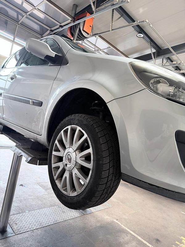 Gebraucht Renault Clio II 90 PS (66 kW) 2006 Silber Kleinwagen