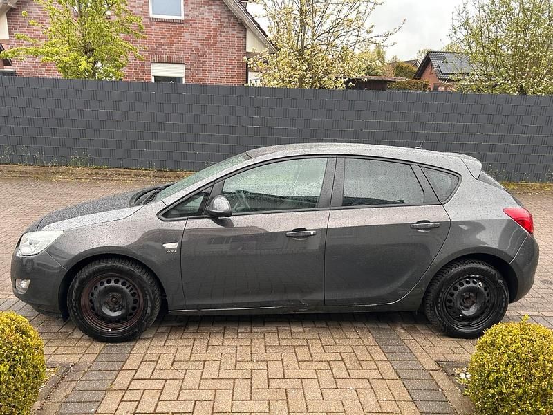 Usata Opel Astra 90 CV (66 kW) 2012 Grigio Utilitaria