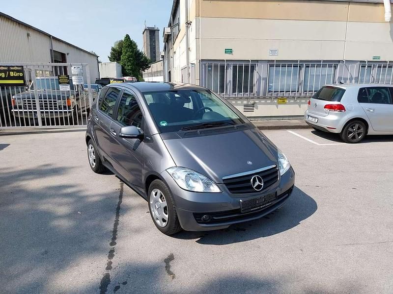 Graumetallic Gebraucht 2011 Mercedes A180 Classic Limousine | 3.490 € (Fairer Preis) - Bild 1/4