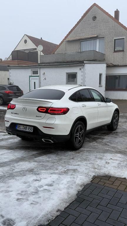Gebraucht Mercedes GLC300e 333 PS (244 kW) 2024 Weiß Coupé