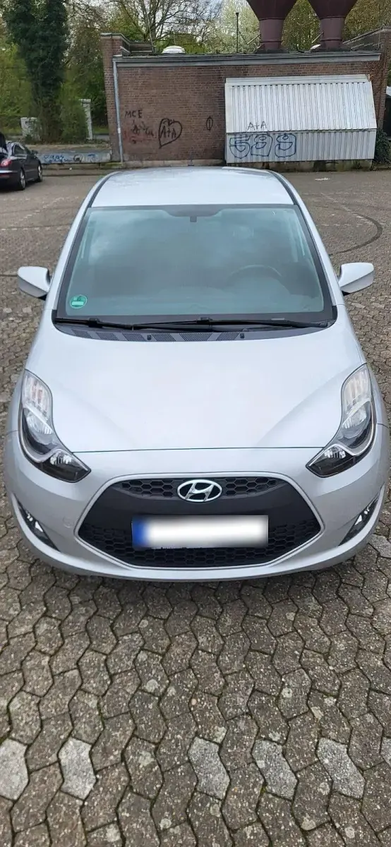 Gebraucht Hyundai ix20 Classic 90 PS (66 kW) 2015 Silber Kleinwagen
