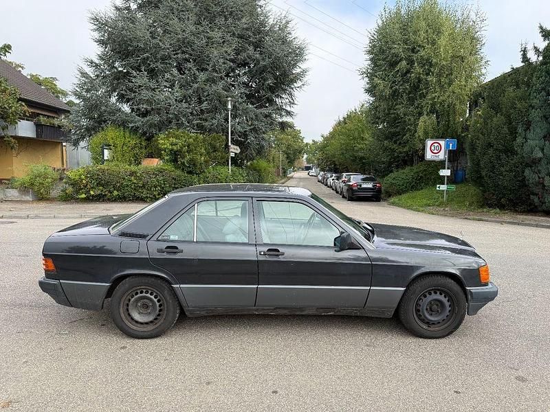 Second-hand Mercedes 190 122 CP (89 kW) 1992 Negru Berlinǎ