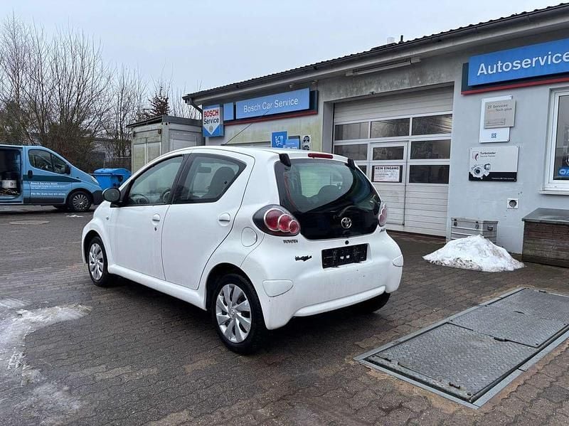Gebraucht Toyota Aygo Cool 68 PS (50 kW) 2013 Weiß Kleinwagen