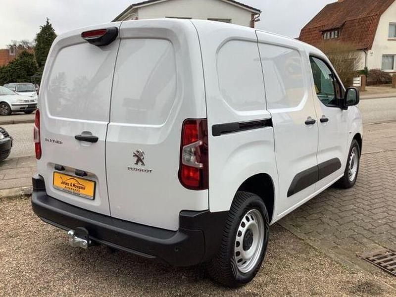 Gebraucht Peugeot Partner 102 PS (75 kW) 2024 Lackierung weiss icy/typ ausse Van / Kleinbus