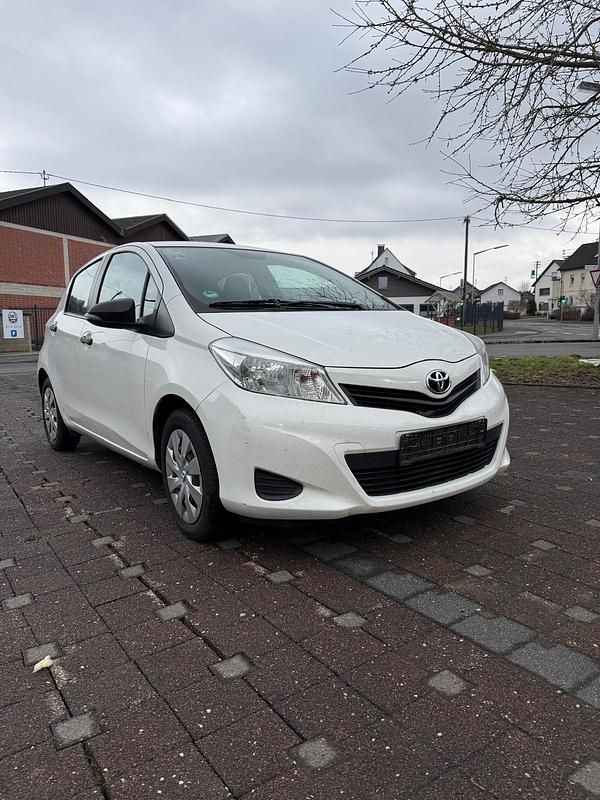 Gebraucht Toyota Yaris 69 PS (50 kW) 2012 Weiß Kleinwagen