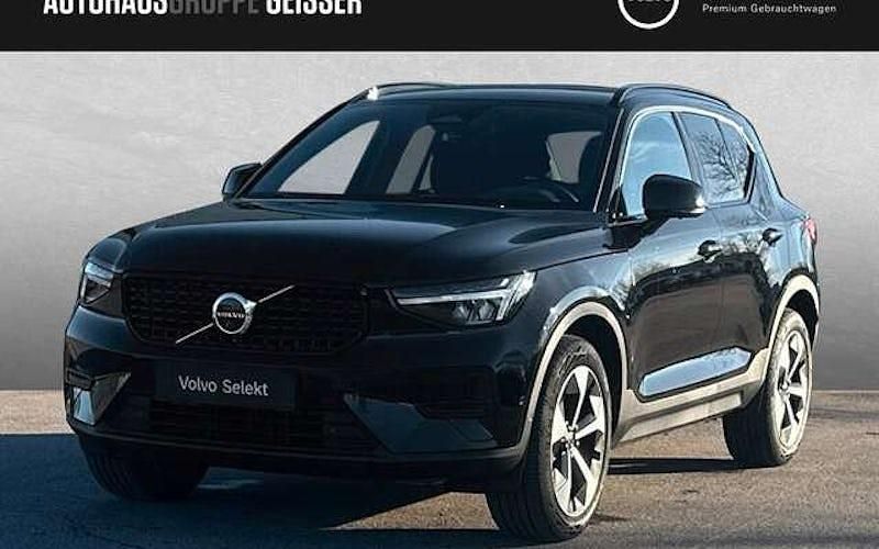 Neu Volvo XC40 Plus 163 PS (119 kW) 2025 Schwarz SUV