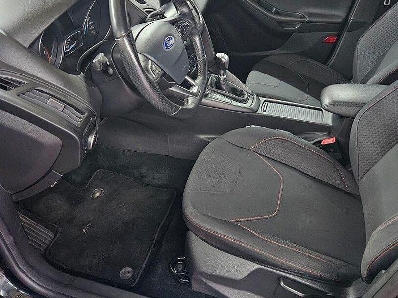 Gebraucht Ford Focus ST-Line 140 PS (102 kW) 2018 Iridiumschwarz metallic (metallic) Limousine