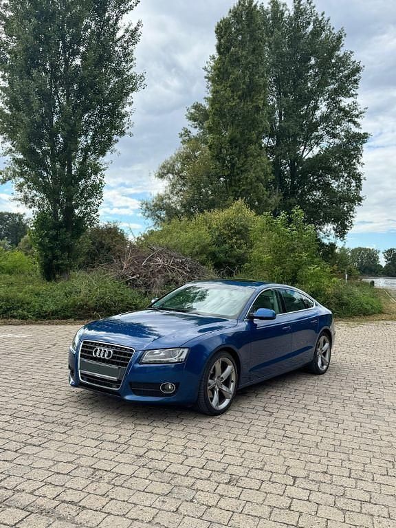 Blau Gebraucht 2010 Audi A5 Sportback Ambiente Kleinwagen | 7.700 € (Fairer Preis) - Bild 1/4