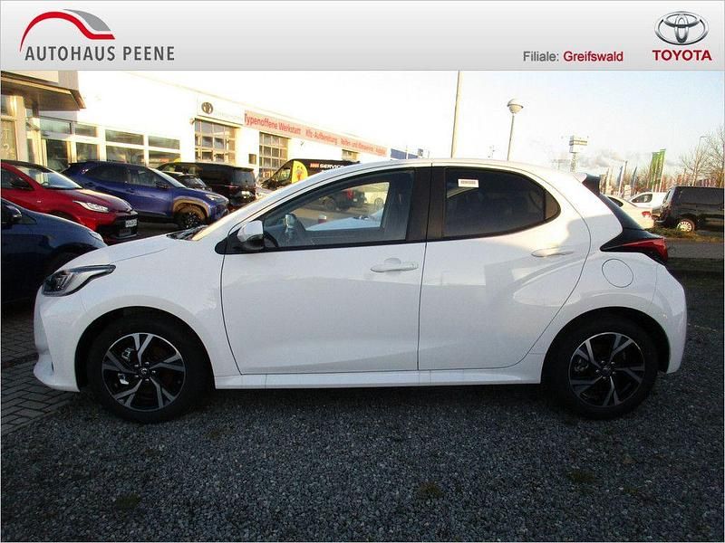 Gebraucht Toyota Yaris Hybrid Team 116 PS (85 kW) 2024 Super white 2 Limousine