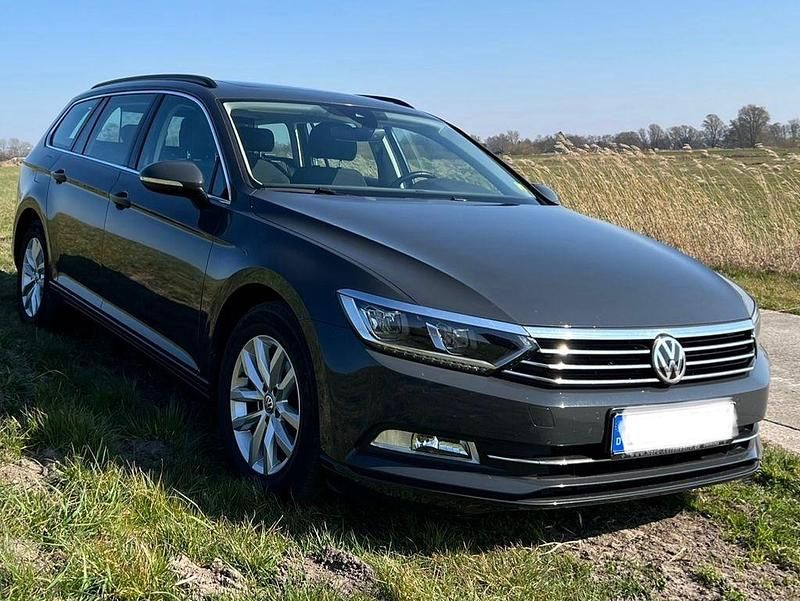 Grau Gebraucht 2019 VW Passat Kombi | 14.490 € (Guter Preis) - Bild 1/4