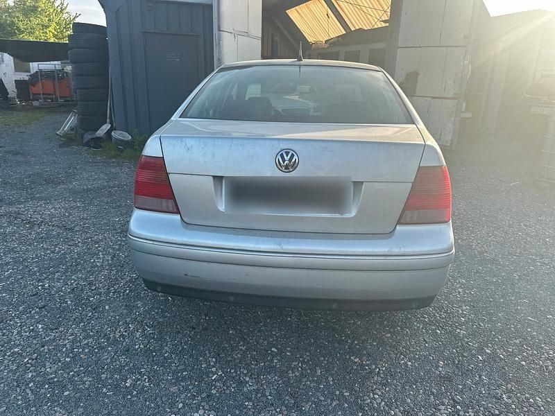 Second-hand VW Bora 105 CP (77 kW) 2002 Argintiu Berlinǎ