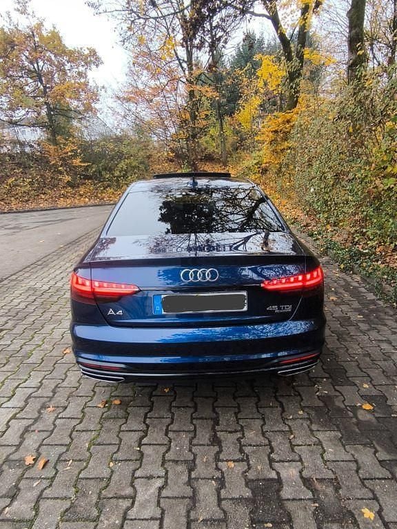 Second-hand Audi A4 Advanced 231 CP (169 kW) 2020 Albastru Berlinǎ