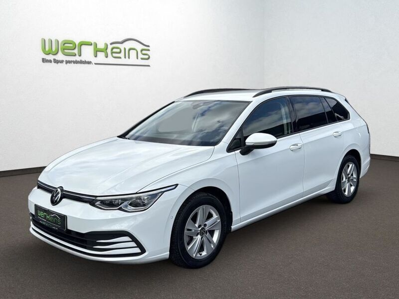 Weiss (metallic) Gebraucht 2022 VW Golf VIII Life Kombi | 20.689 € (Fairer Preis) - Bild 1/4
