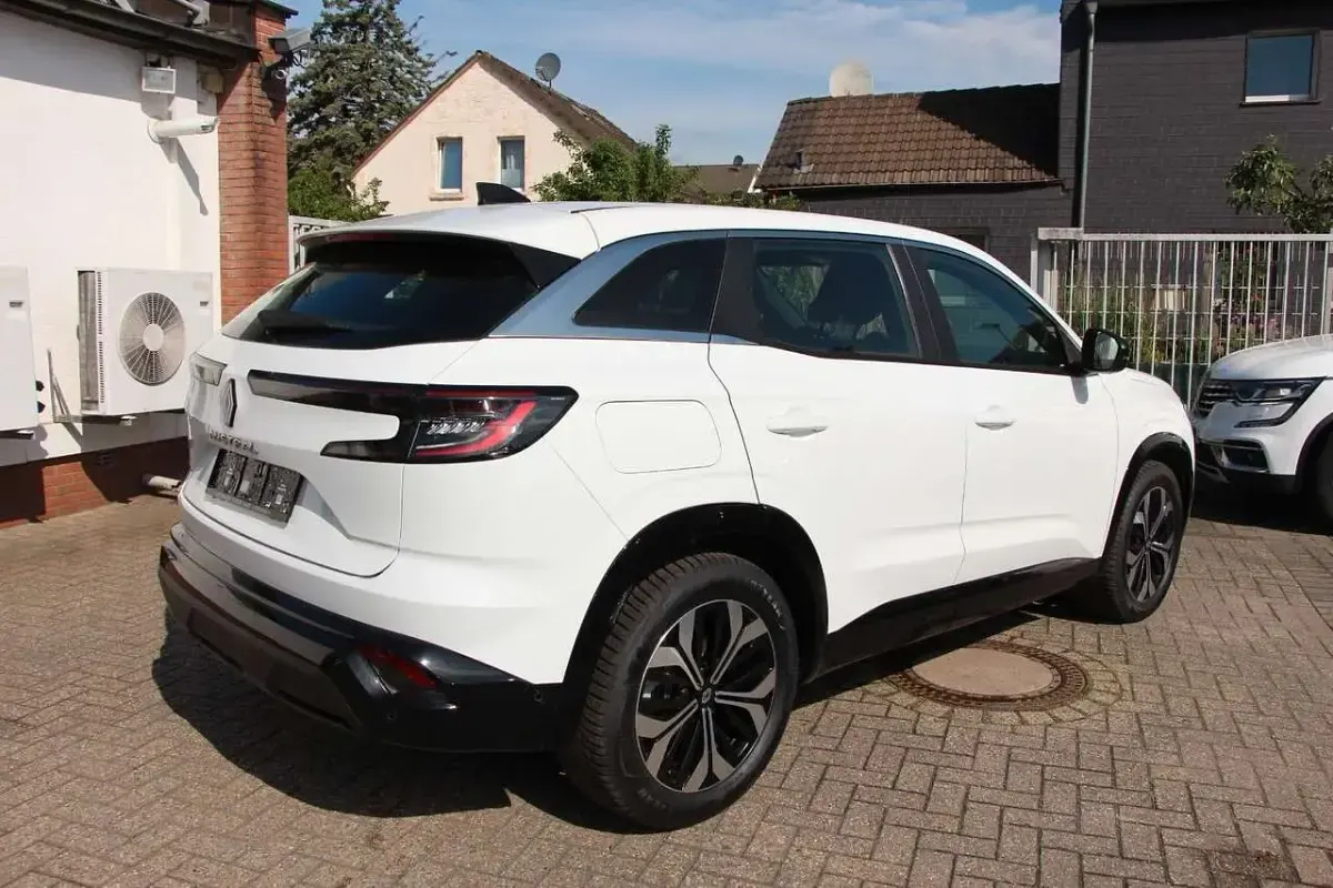 Käytetty Renault Austral Equilibre 140 HP (102 kW) 2023 Valkoinen Katumaasturi