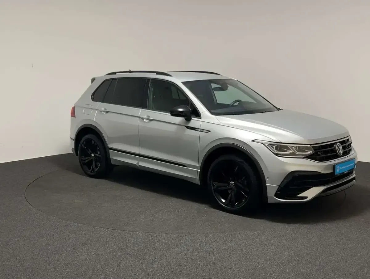 Second-hand VW Tiguan R-line 150 CP (110 kW) 2022 Argintiu SUV