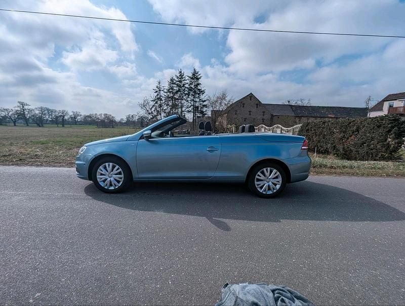 Gebraucht VW Eos 140 PS (102 kW) 2014 Blau Cabrio