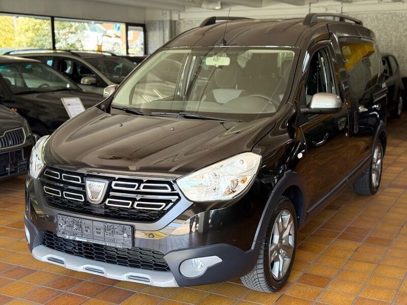 Schwarz Gebraucht 2020 Dacia Dokker Stepway Van | 15.100 € (Superpreis) - Bild 1/4