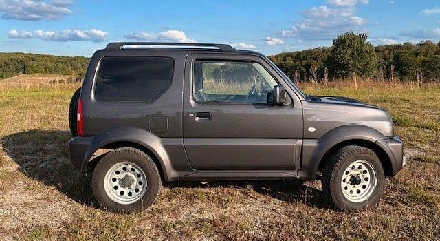 Grau Gebraucht 2015 Suzuki Jimny Comfort SUV | 15.000 € (Etwas zu teuer) - Bild 1/4