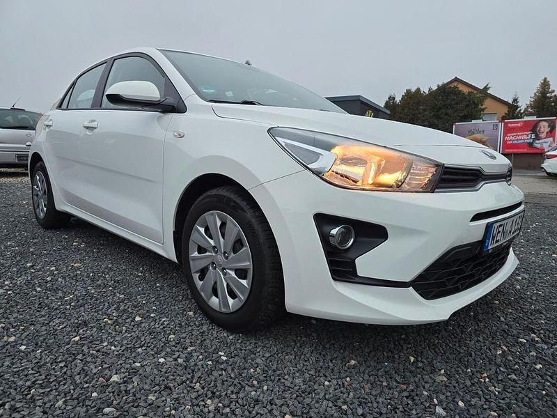 Weiß Gebraucht 2020 Kia Rio Edition 7 Limousine | 11.700 € (Fairer Preis) - Bild 1/4