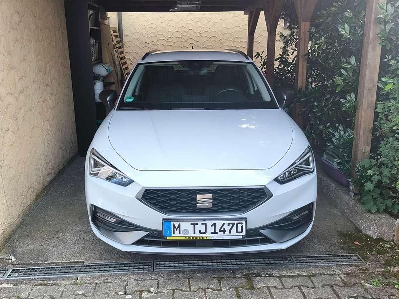 Weiß Gebraucht 2024 Seat Leon ST FR Kombi | 27.850 € (Fairer Preis) - Bild 1/4