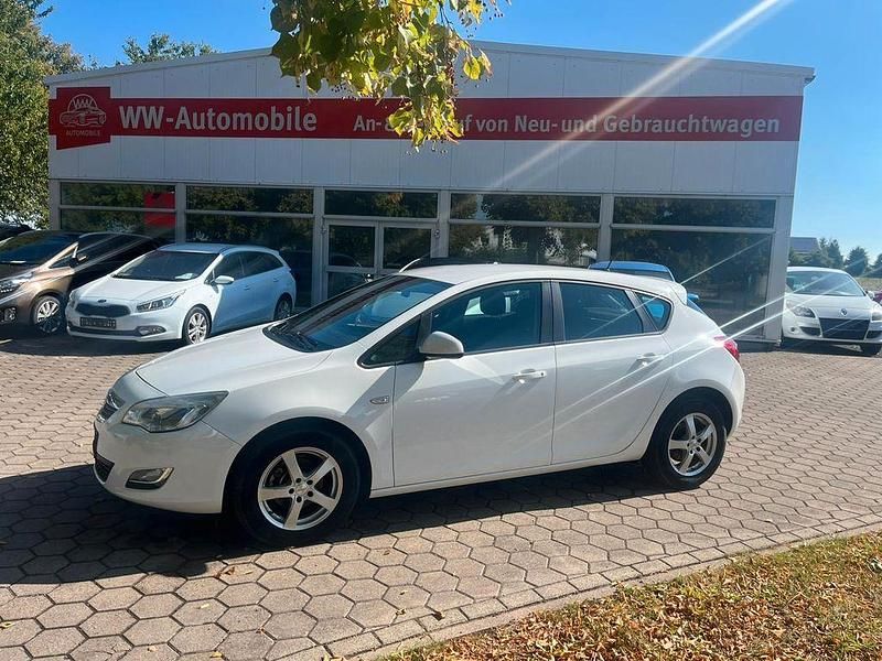 Weiß Gebraucht 2011 Opel Astra Selection Limousine | 4.999 € (Etwas zu teuer) - Bild 1/4