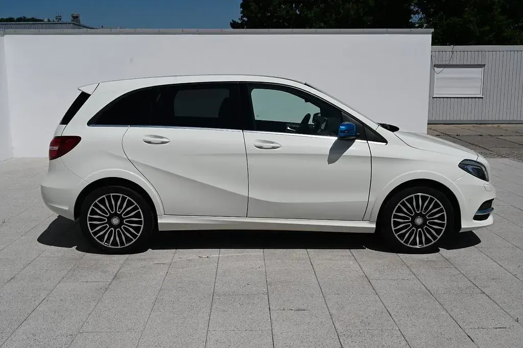Gebraucht Mercedes B250e 131 kW (179 PS) 2016 Weiß Van / Kleinbus