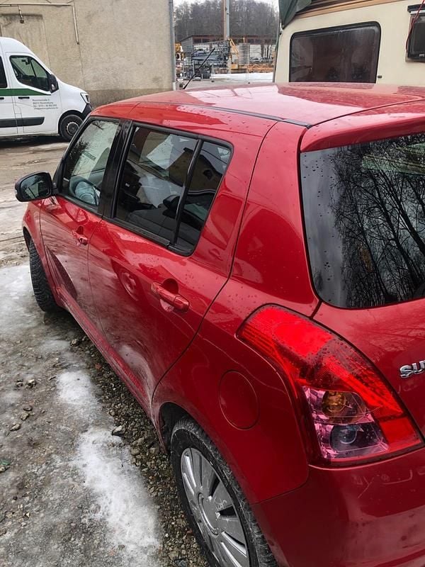 Rot Gebraucht 2011 Suzuki Swift Kleinwagen | 2.950 € (Fairer Preis) - Bild 1/4